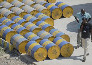 Ấn Độ “bán lại” dầu thô của Nga kiếm bộn tiền, Mỹ giận đến mức trở mặt?