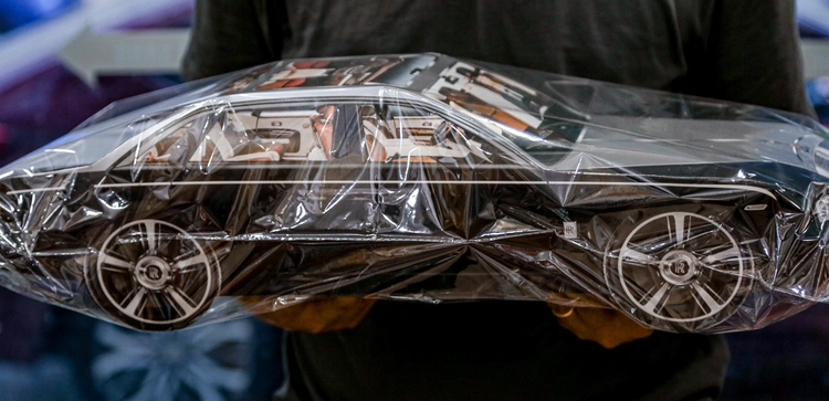 Những quy định về việc đốt vàng mã Việc đốt tiền vàng mã được đánh giá là hành vi gây lãng phí, ô nhiễm môi trường, có thể gây hỏa hoạn. Dù theo quy định hiện hành không cấm đốt tiền vàng mã tại nơi ở riêng, nhưng hành vi đốt tiền vàng mã không đúng nơi quy định sẽ bị xử phạt hành chính. Theo đó, hành vi đốt vàng mã không đúng nơi quy định của ban tổ chức lễ hội, ban quản lý di tích sẽ bị xử phạt lên đến 500.000 đồng. Nếu đốt vàng mã gây cháy nhà, cháy rừng hay tài sản khác có thể bị xử lý hình sự về tội vô ý gây thiệt hại nghiêm trọng đến tài sản với mức phạt tù lên đến 2 năm và phải bồi thường đối với những thiệt hại do hành vi đó gây ra.