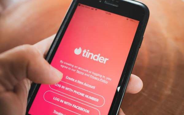 Lý do Tinder tạm thời từ bỏ phát triển Metaverse