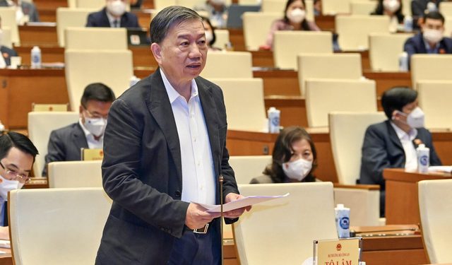 Bộ trưởng Tô Lâm trả lời về hộ chiếu mẫu mới tại phiên họp Thường vụ Quốc hội ngày 10/8