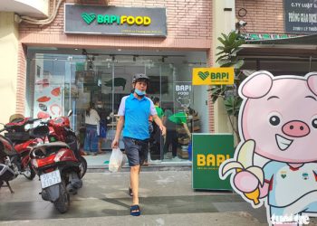 Heo ăn chuối luôn hết sạch, bầu Đức tính mở 1.000 cửa hàng - Ảnh 1.