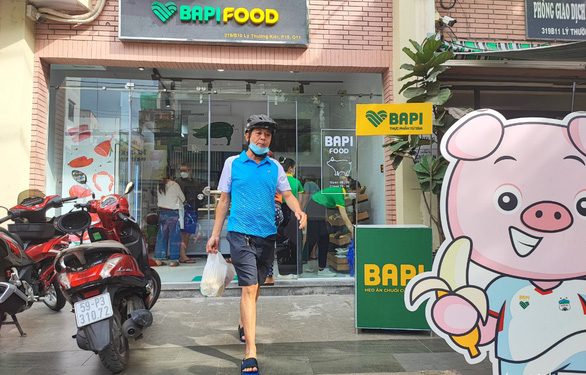 Heo ăn chuối luôn hết sạch, bầu Đức tính mở 1.000 cửa hàng - Ảnh 1.