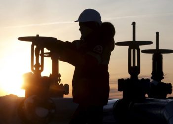 Đối mặt với tình thế tiến thoái lưỡng nan, liệu OPEC+ có thực sự cắt giảm sản lượng?