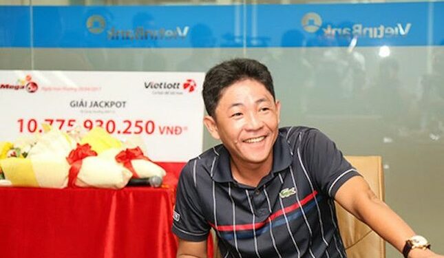 Bao nhiêu "tỷ phú" Vietlott nhận thưởng không đeo mặt nạ?