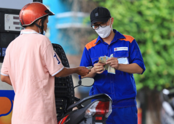 Giá xăng tăng sốc, gần 1.000 đồng/lít