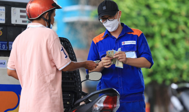 Giá xăng tăng sốc, gần 1.000 đồng/lít
