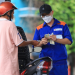 Giá xăng tăng sốc, gần 1.000 đồng/lít