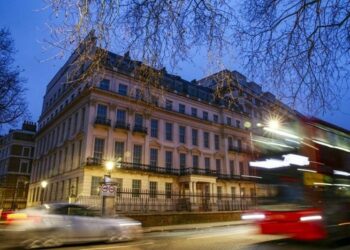 Ông chủ bất động sản Evergrande rao bán dinh thự trên đất vàng