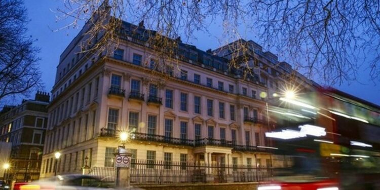 Ông chủ bất động sản Evergrande rao bán dinh thự trên đất vàng