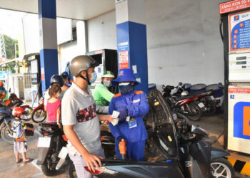 Giá xăng, dầu “dắt tay” nhau giảm ngày 21/11