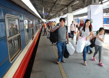 Bán vé tàu Tết không còn cảnh đìu hiu