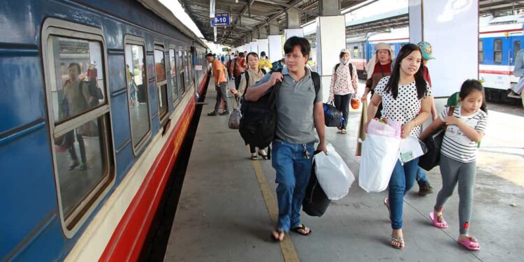 Bán vé tàu Tết không còn cảnh đìu hiu
