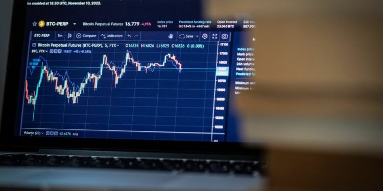 FTX khuyến khích nhân viên gửi tiền lên sàn để giữ an toàn