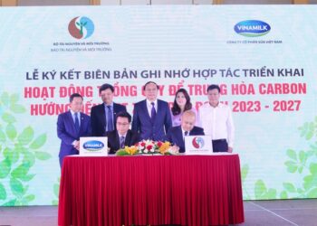 Tiên phong thực hiện cam kết của chính phủ về Net Zero 2050, Vinamilk dành 15 tỷ đồng trồng cây trung hòa carbon - Ảnh 1.