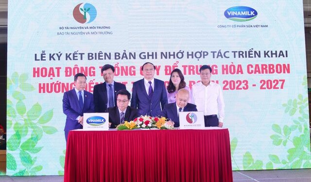 Tiên phong thực hiện cam kết của chính phủ về Net Zero 2050, Vinamilk dành 15 tỷ đồng trồng cây trung hòa carbon - Ảnh 1.