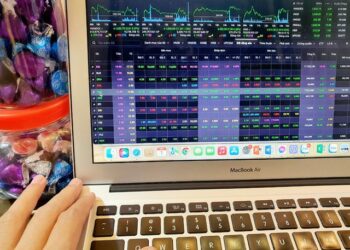 Tranh thủ chứng khoán sụt giảm, nhà đầu tư nước ngoài mua ròng nhiều nhất trong năm - Ảnh 1.