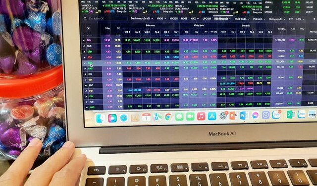 Tranh thủ chứng khoán sụt giảm, nhà đầu tư nước ngoài mua ròng nhiều nhất trong năm - Ảnh 1.
