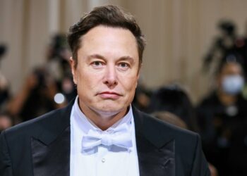Nhận thưởng "khủng" cho vị trí CEO Tesla, Elon Musk phải ra tòa