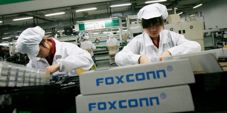 Foxconn chi thêm 1.800USD/người để giữ chân công nhân