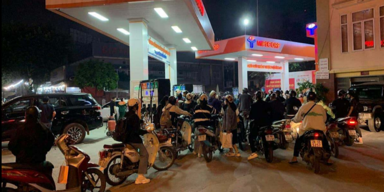 Sở Công Thương phản hồi về việc Hà Nội xếp hàng nửa tiếng mới mua được xăng