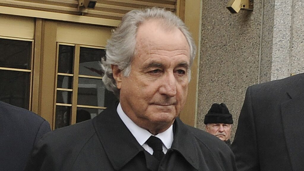 Cựu cơ quan quản lý Mỹ ví FTX và Sam Bankman-Fried với  “vua lừa đảo” Bernie Madoff