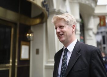 Anh trai cựu Thủ tướng Anh Boris Johnson rời ghế cố vấn Binance