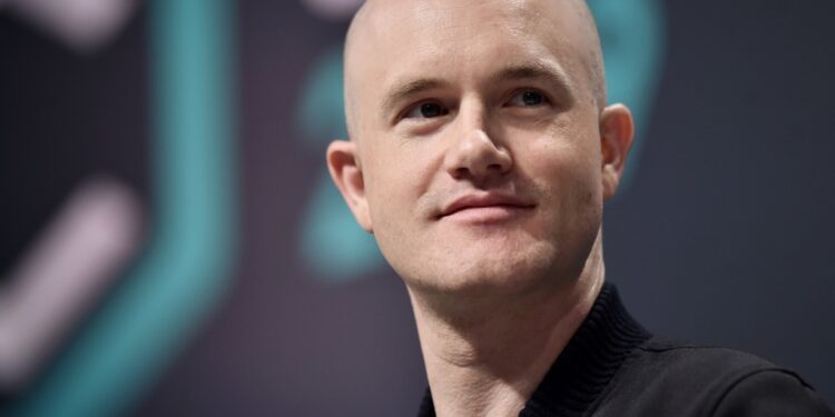 CEO Coinbase: Cơ quan quản lý nên để DeFi được yên