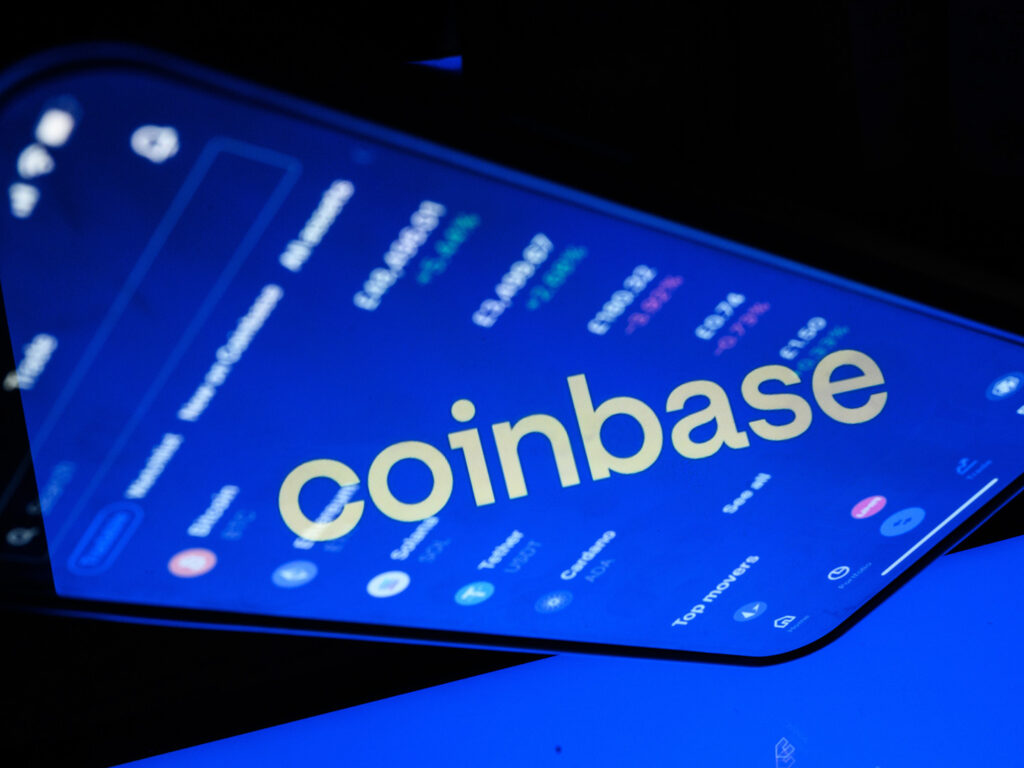 Coinbase nhận 12.320 yêu cầu thực thi pháp luật trong năm qua