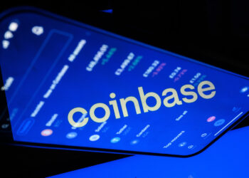 Coinbase nhận 12.320 yêu cầu thực thi pháp luật trong năm qua