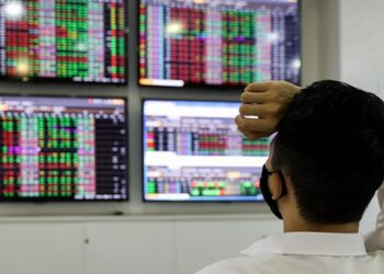 Thanh khoản tăng nhẹ, VN-Index giảm 15 điểm