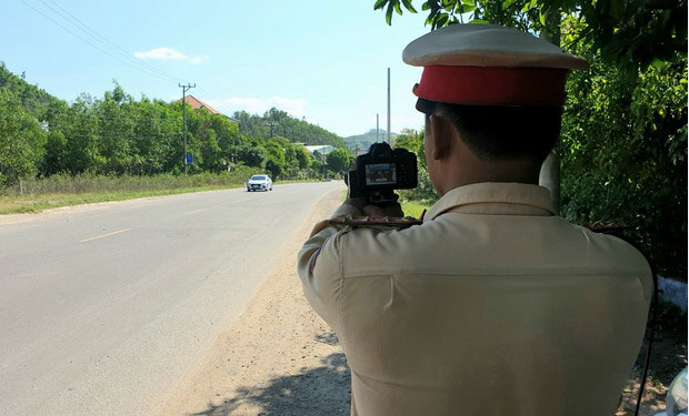 Chạy xe chậm: 5 trường hợp bị phạt và mức phạt cần biết