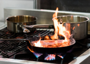 Giá gas "đội" thêm 13.000 đồng/bình 12kg