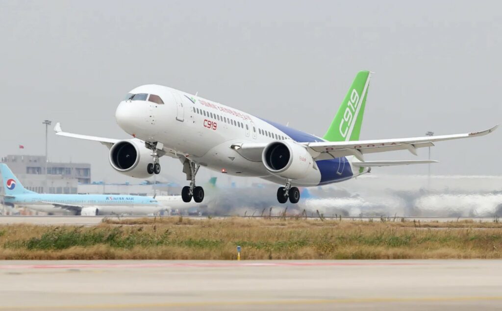 Máy bay “Made in China” đầu tiên được giao cho khách