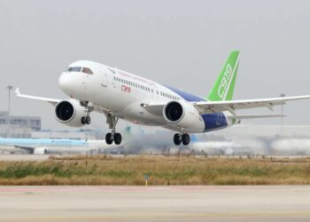 Máy bay “Made in China” đầu tiên được giao cho khách