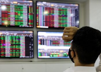 VN-Index giảm gần 15 điểm trong phiên đầu tuần, thanh khoản cải thiện