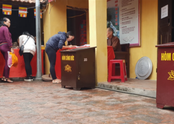 Điều kiện đối với người tiếp nhận công đức