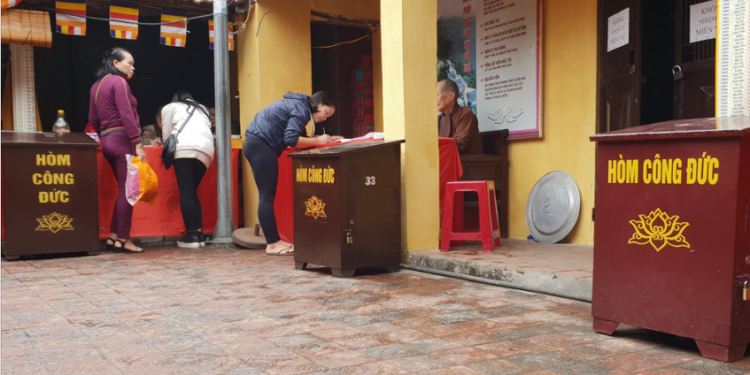 Điều kiện đối với người tiếp nhận công đức