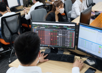 'Bão' chưa tan, cơ hội nào cho nhà đầu tư chứng khoán trong năm 2023?