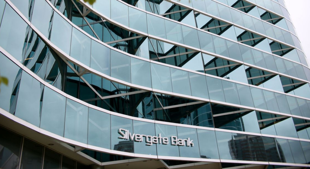 Sự kiện ngân hàng tiền điện tử Silvergate Bank sụp đổ đã gây ra cuộc tranh luận về việc ai là người chịu trách nhiệm.
