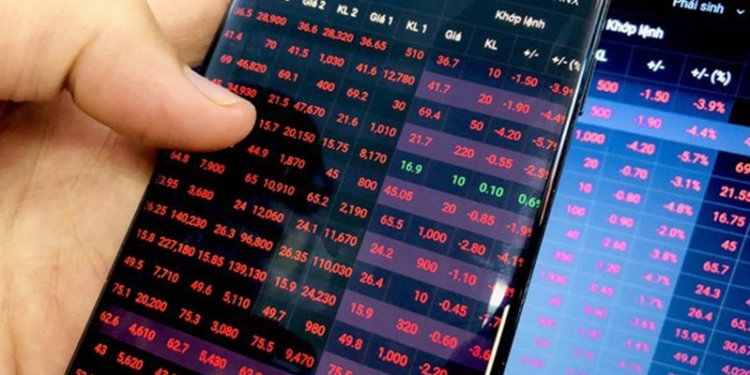 Cuống cuồng bán tháo cổ phiếu KLF trước khi bị đình chỉ