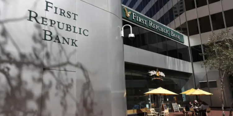 Quân cờ domino First Republic tham gia cuộc chơi khủng hoảng ngân hàng