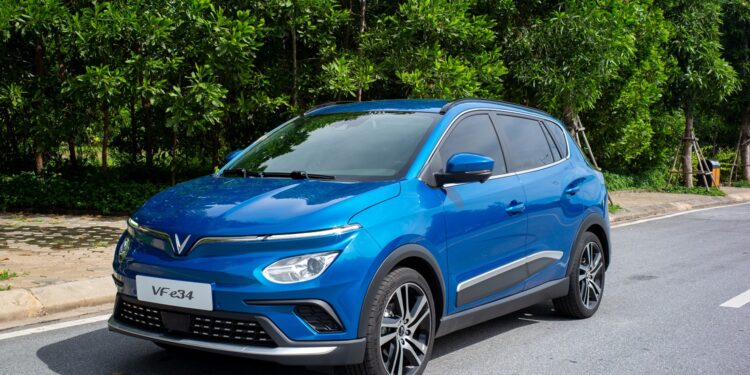 Doanh số VinFast tăng vọt nhờ Taxi điện Xanh SM xuất hiện