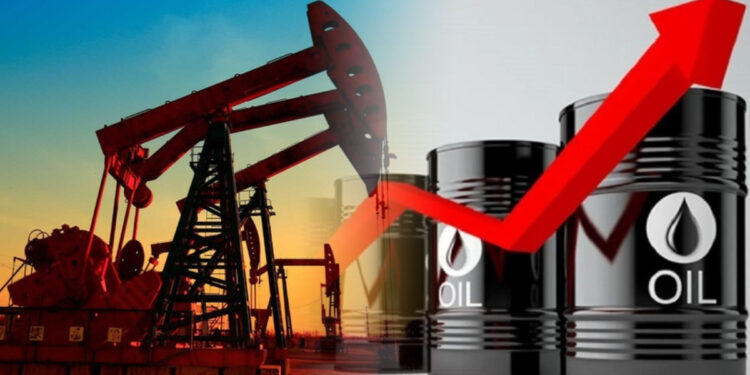 Giá xăng dầu ngày mai có thể tiếp đà tăng lên tới 900 đồng/lít