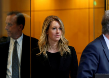 Elizabeth Holmes - biểu tượng công nghệ một thời bắt đầu ngồi tù