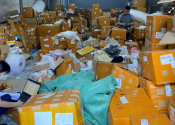 Phá kho hàng lậu hơn 28.000 sản phẩm ở Đông Anh