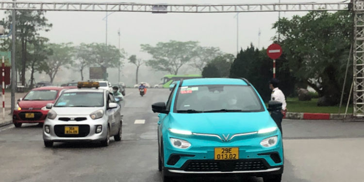 Đặt taxi điện Xanh SM trên beVinFast