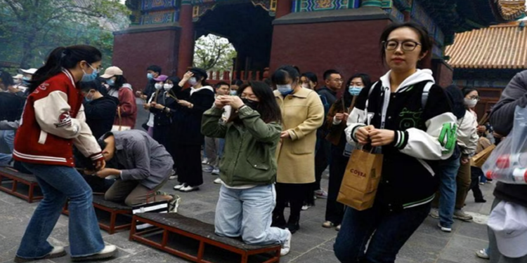 Thanh niên chăm đi chùa khiến cổ phiếu tăng vọt