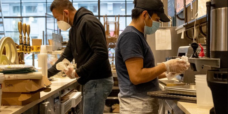 Các công ty Mỹ “nâng cấp” lương cho người lao động thế nào?