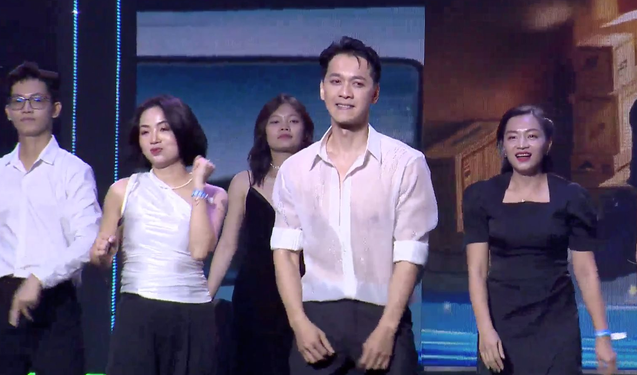 Chủ tịch Ngân hàng ACB Trần Hùng Huy lại gây bão với màn nhảy dưới mưa