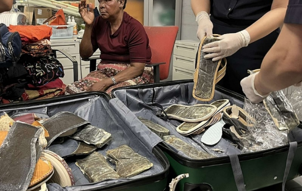 Giấu 4,2kg cocain trong đế dép khi nhập cảnh qua Nội Bài